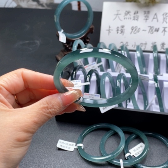 翡翠手镯未镶嵌呀****啊