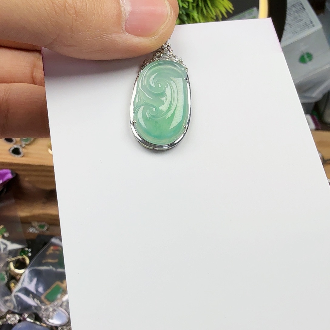 翡翠颈饰18K金镶嵌芙*一件