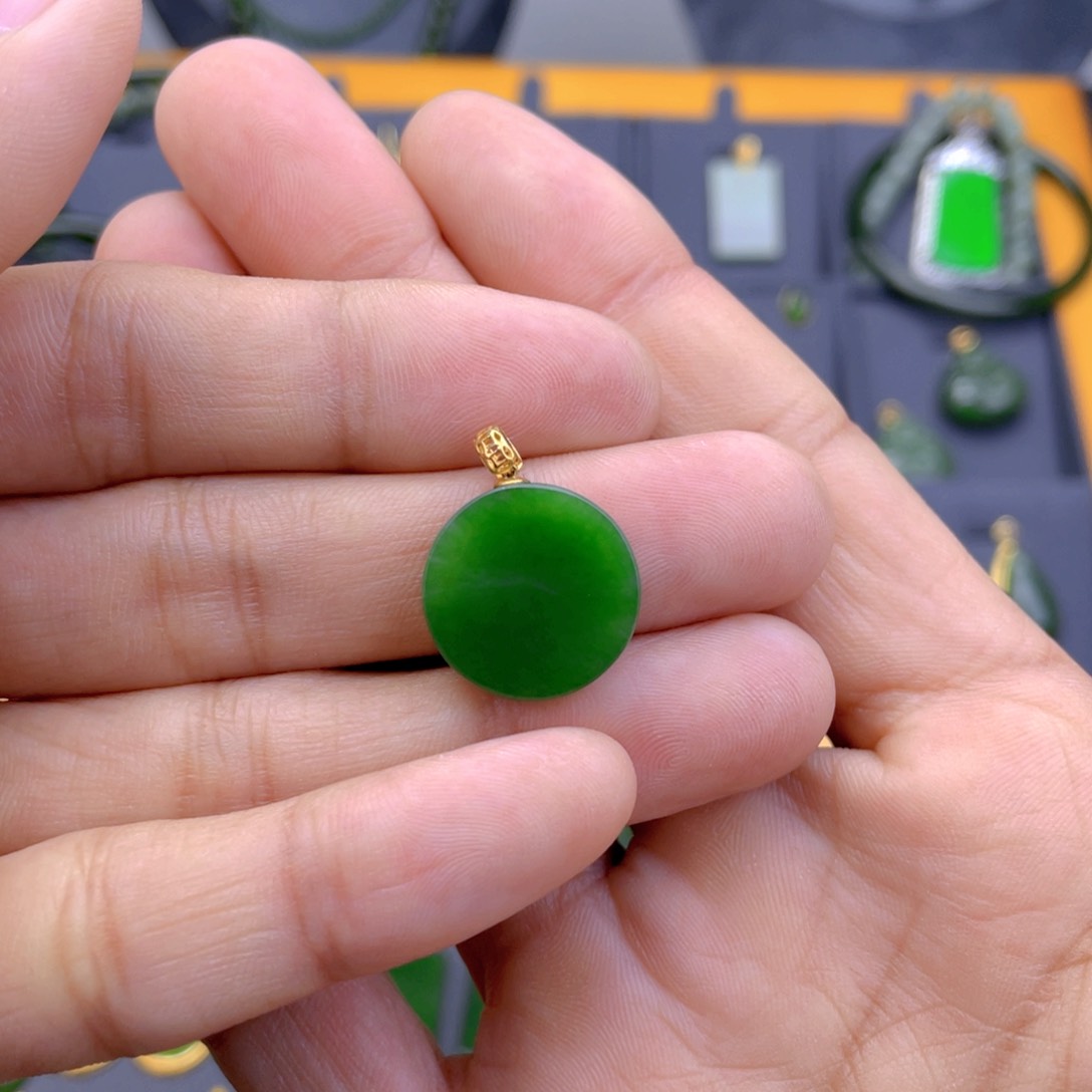 和田玉（碧玉）吊坠(不含链)18K金镶嵌铁**姐圆牌吊坠