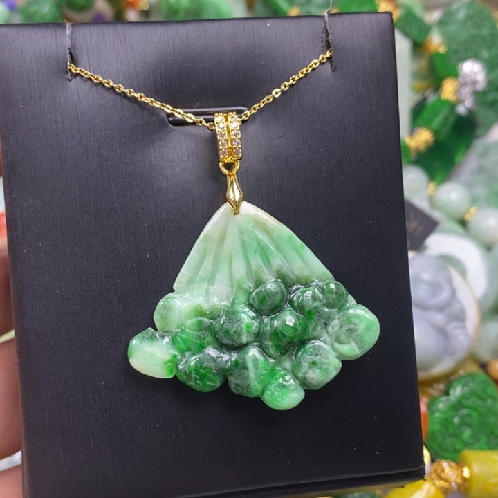 翡翠未镶嵌吊坠(赠链)