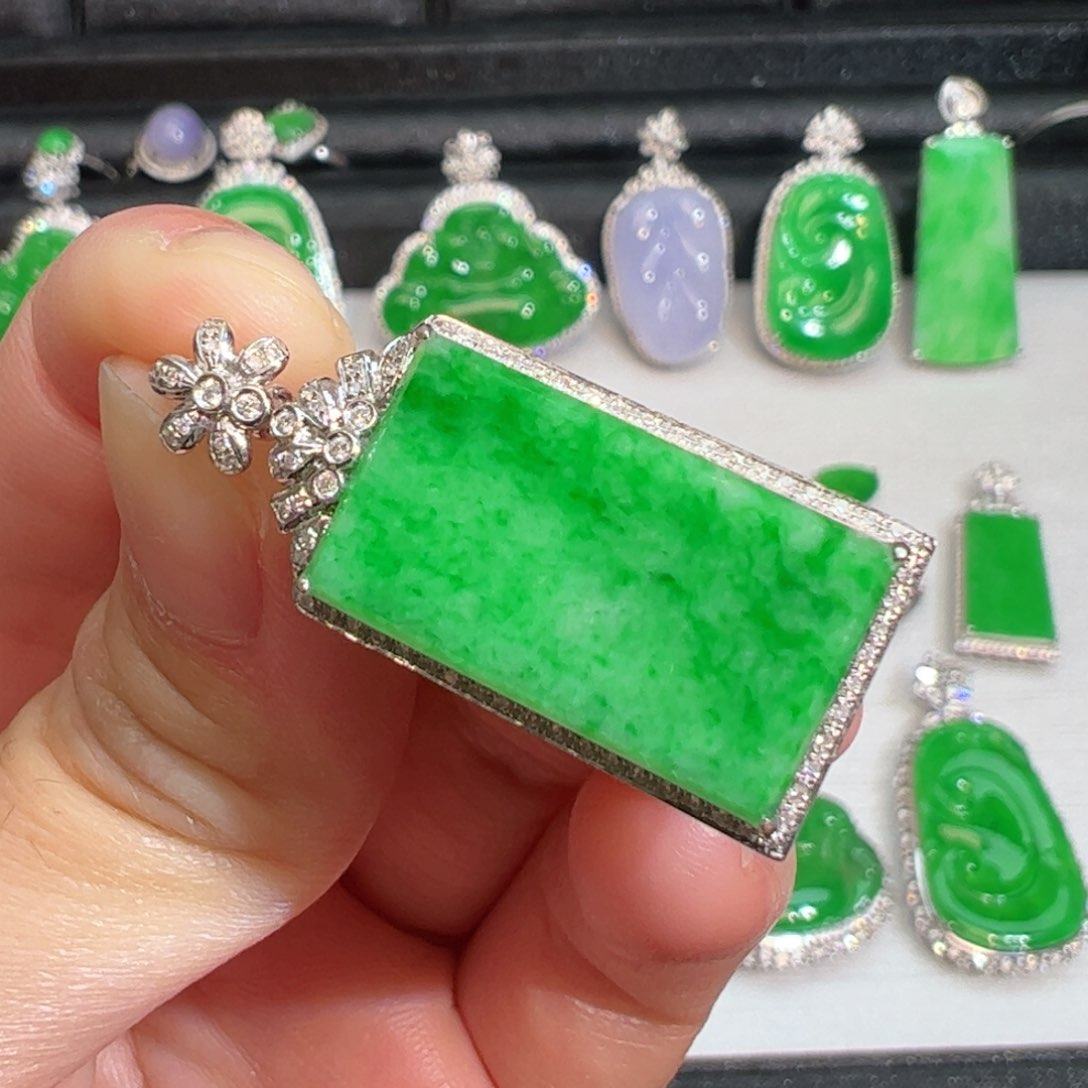 翡翠吊坠(不含链)18K金镶嵌