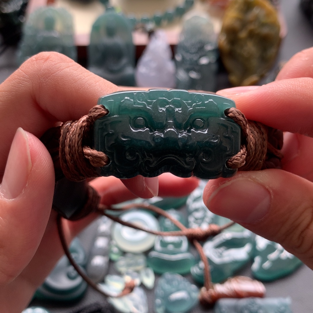 蒙***发翡翠未镶嵌颈饰手牌