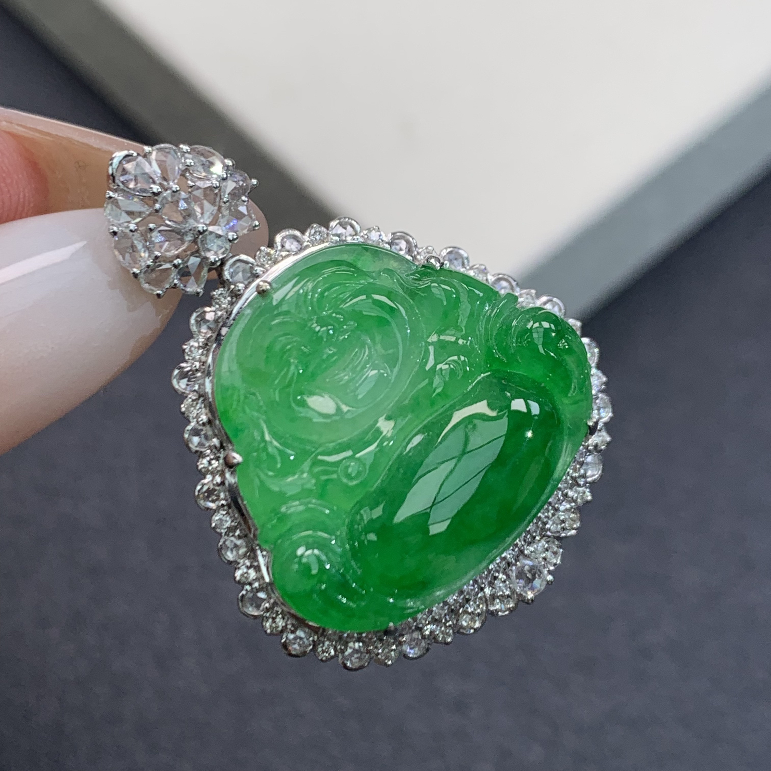 新品推荐·18K金冰阳绿飘花佛公缅A翡翠玉石吊坠气质精致满绿