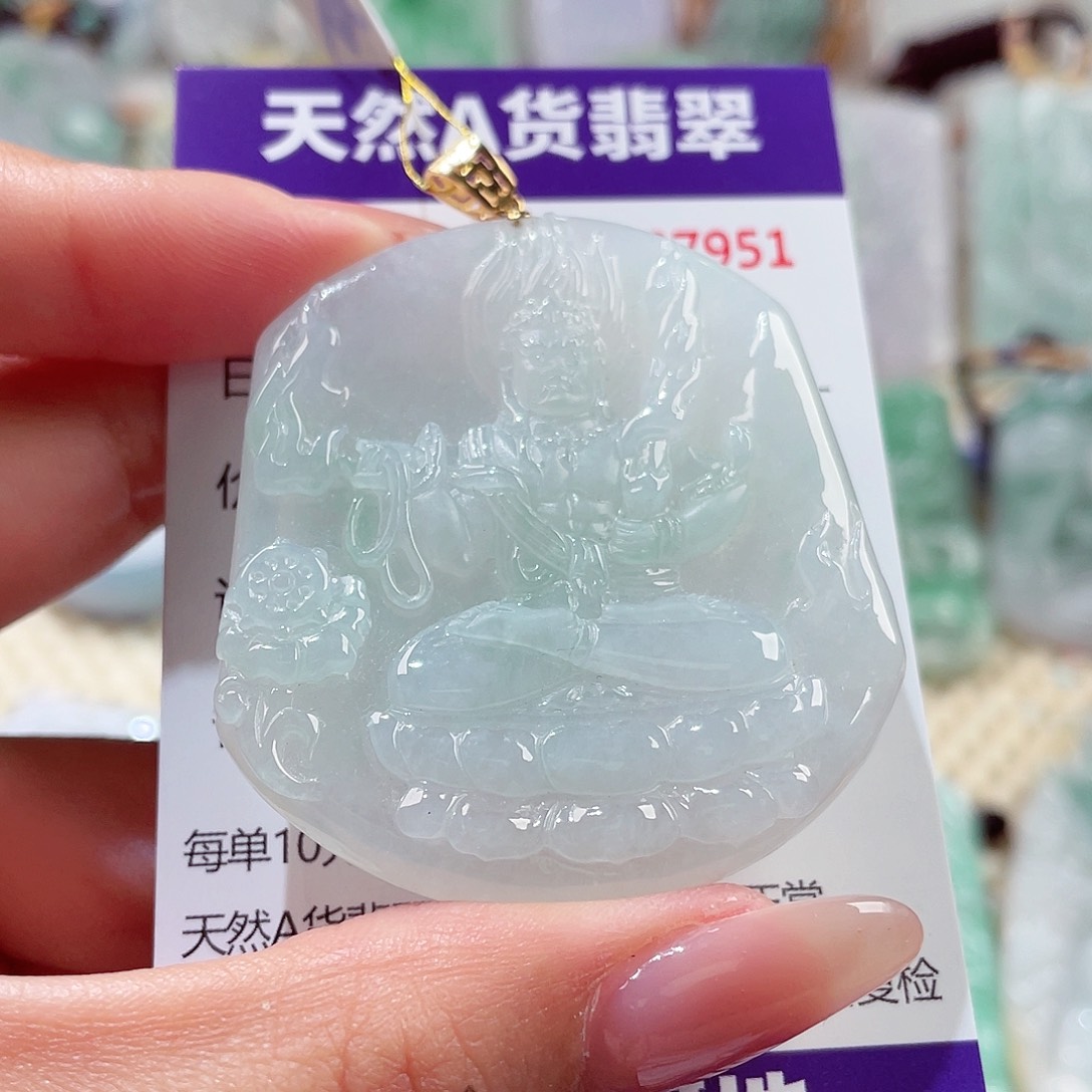 翡翠18K金镶嵌颈饰不动