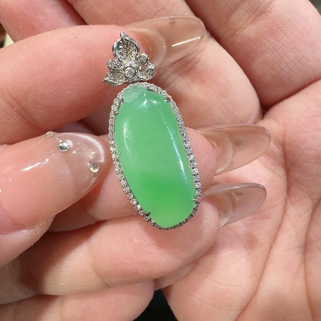 【闪购商品】颈饰18K金镶嵌翡翠