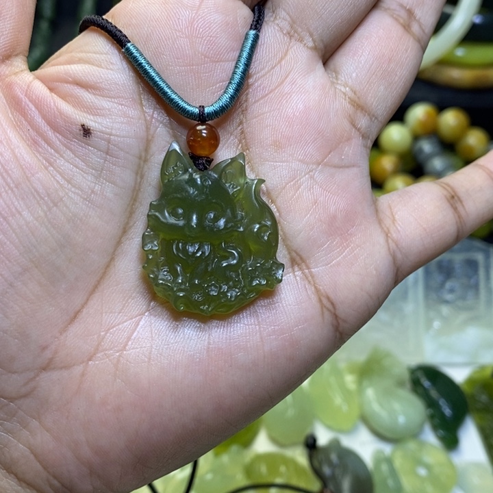 蛇纹石玉未镶嵌颈饰