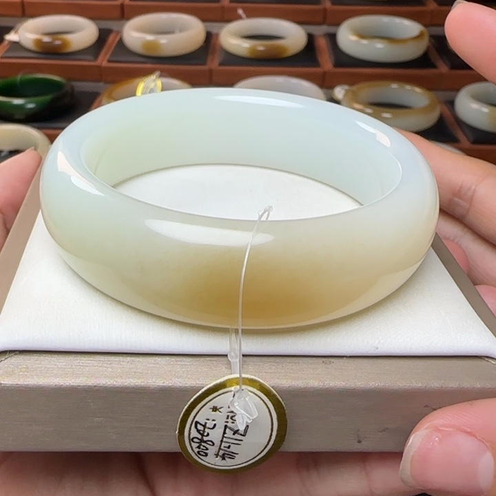 和田玉未镶嵌手镯浅金糖白60.1