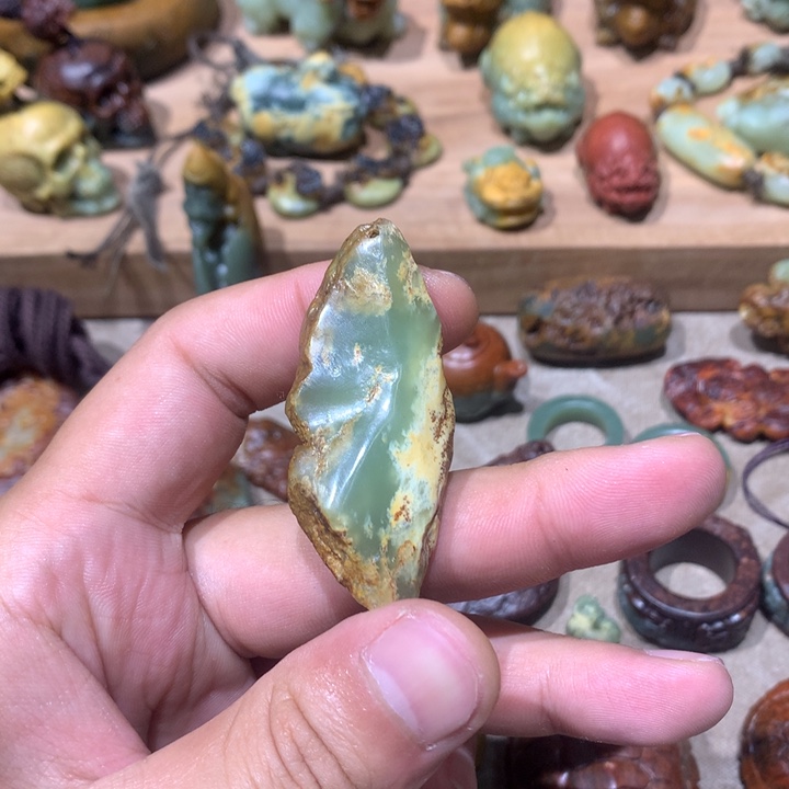 未镶嵌岫岩河磨玉（透闪石质玉）挂件