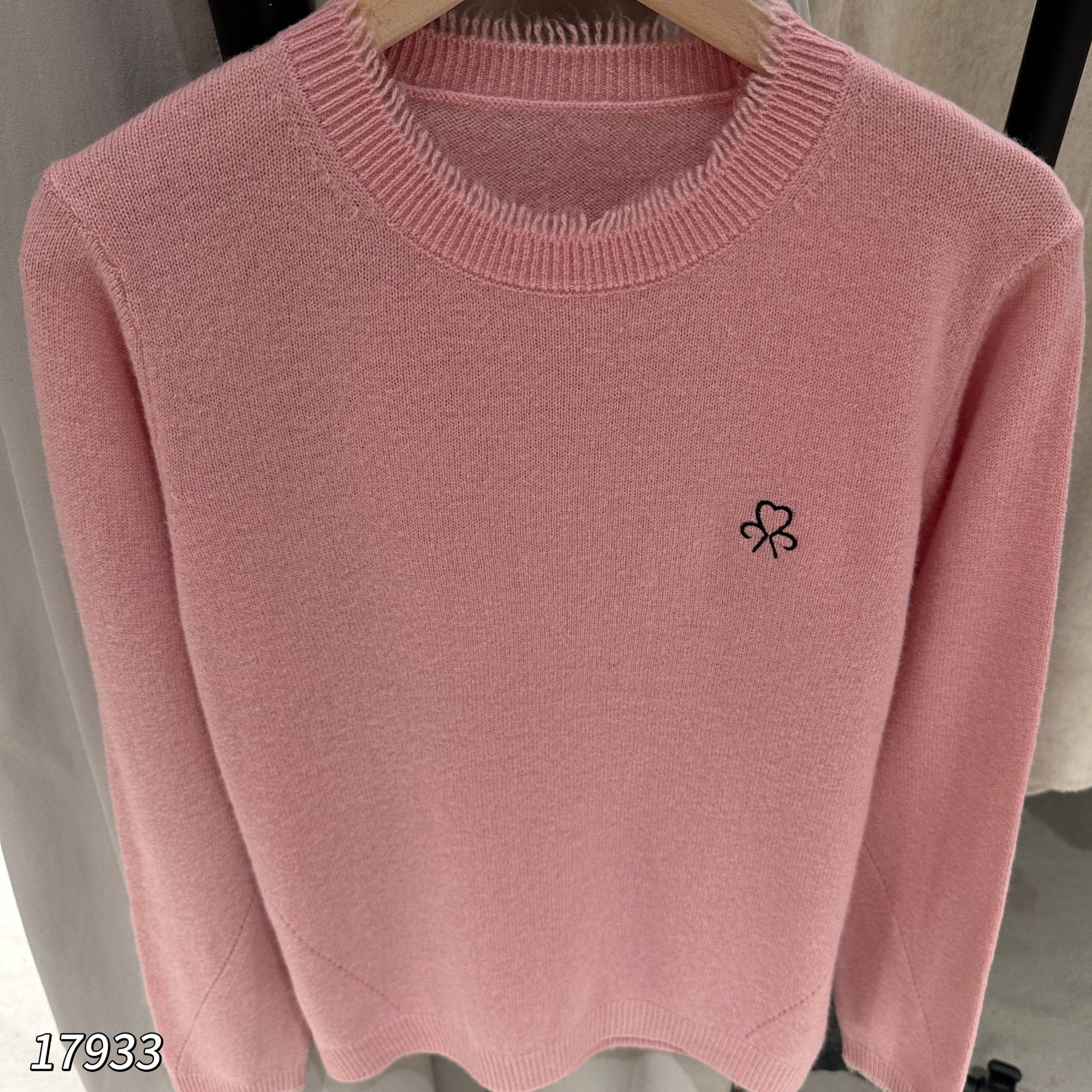 17933（部分无水洗唛介意慎拍）WANGDAN爱心刺绣领口设计感针织衫