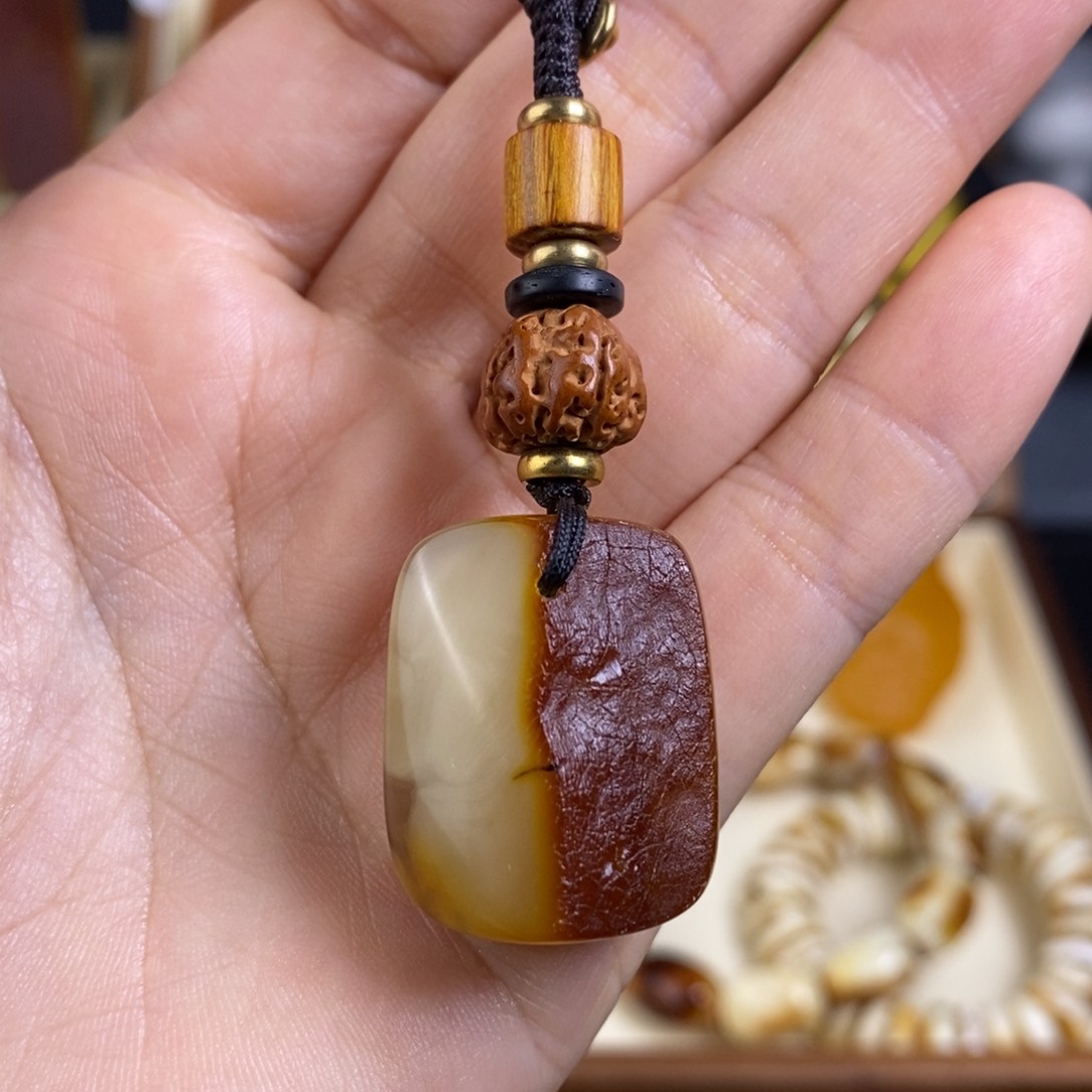 蜜蜡裸石未镶嵌大漠