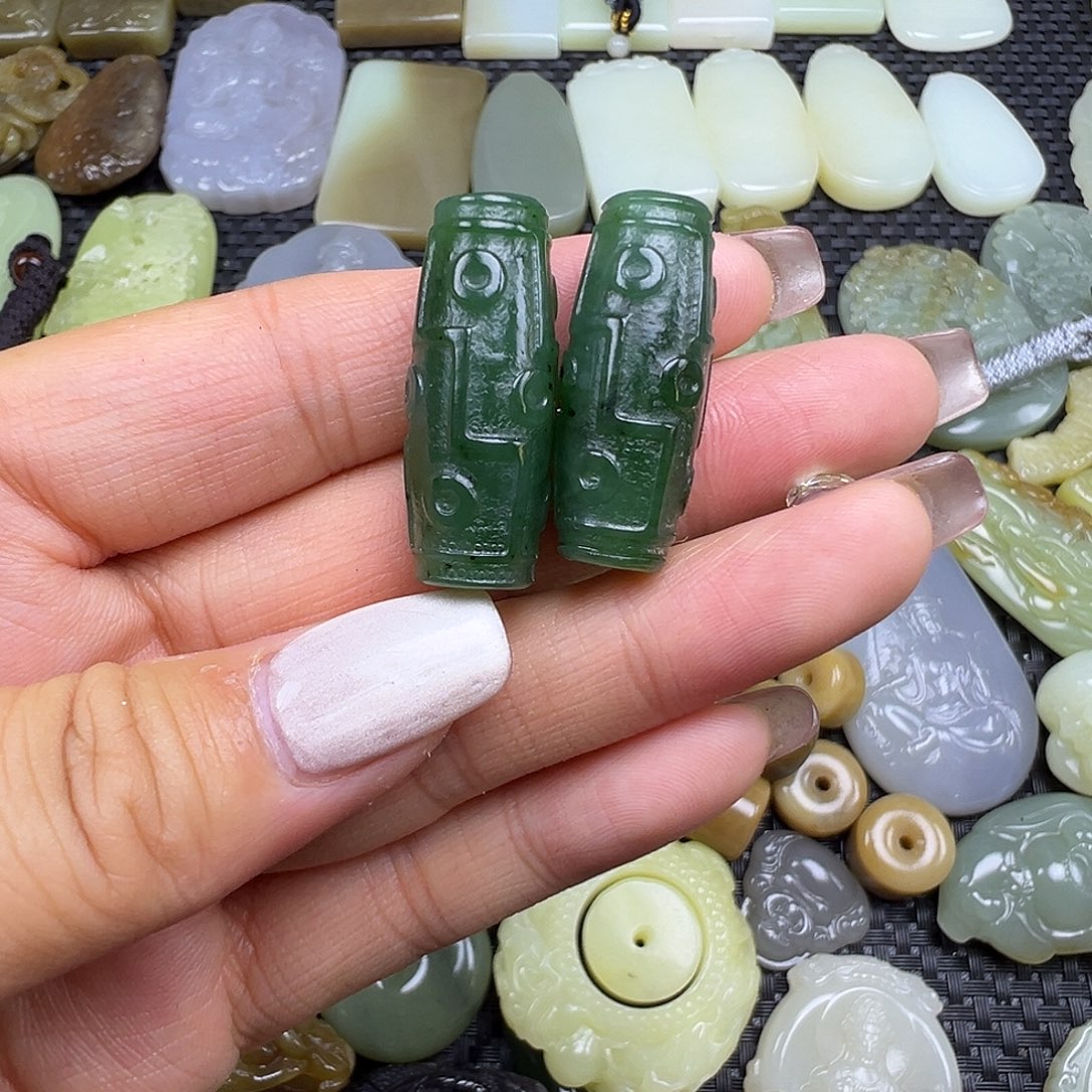 和田玉未镶嵌颈饰微瑕（买一送一，不退不换）