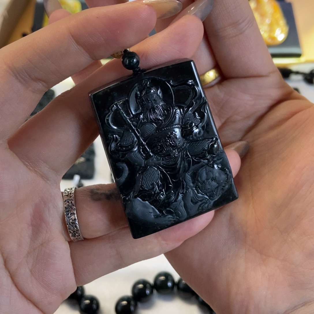 自***。翡翠未镶嵌颈饰翡翠