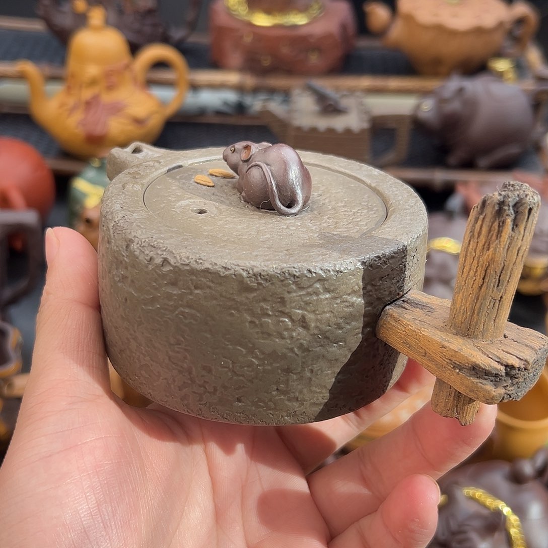 茶壶紫砂壶底刻满着红