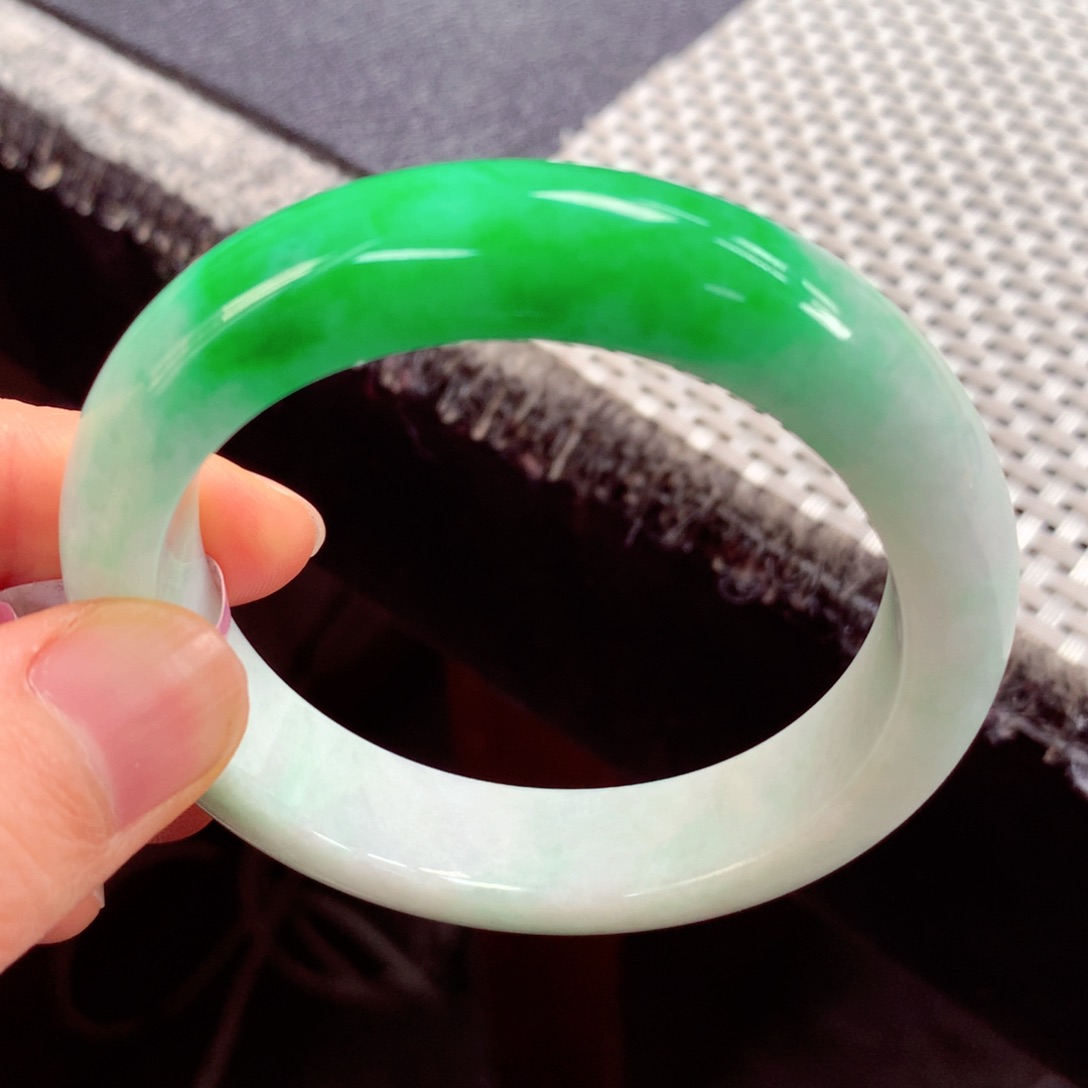 翡翠手镯未镶嵌缅甸