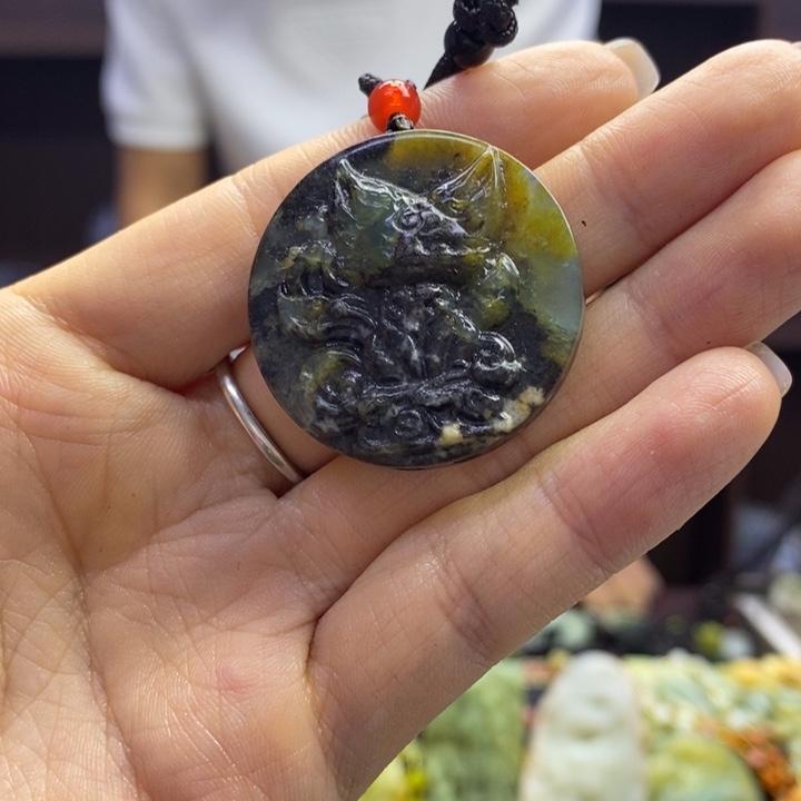 蛇纹石玉未镶嵌颈饰