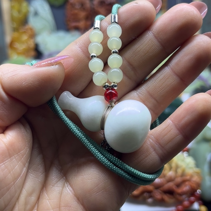 蛇纹石玉未镶嵌颈饰