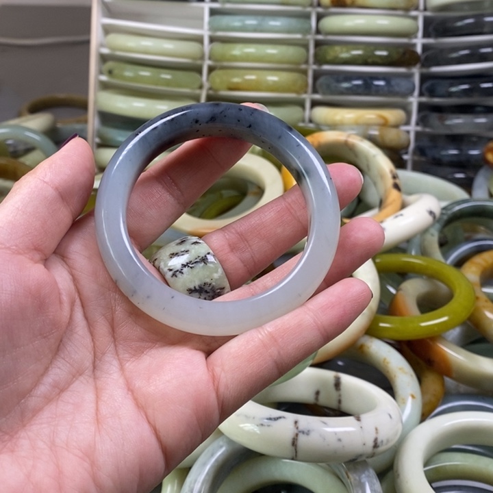 蛇纹石玉手镯未镶嵌