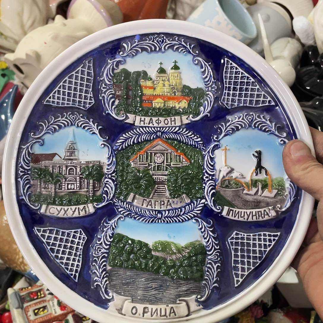 摆件   磕碰。 封釉。      