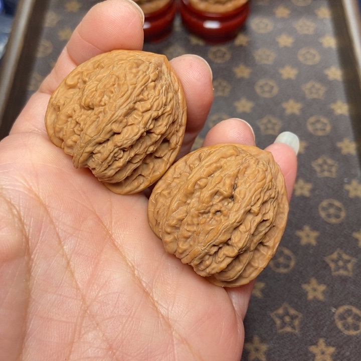 核桃文玩核桃红宝石