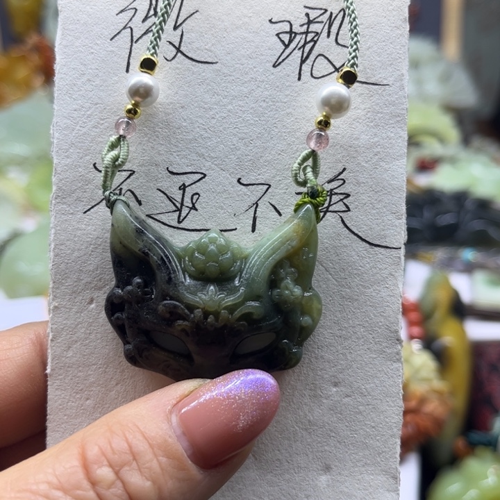 蛇纹石玉未镶嵌颈饰