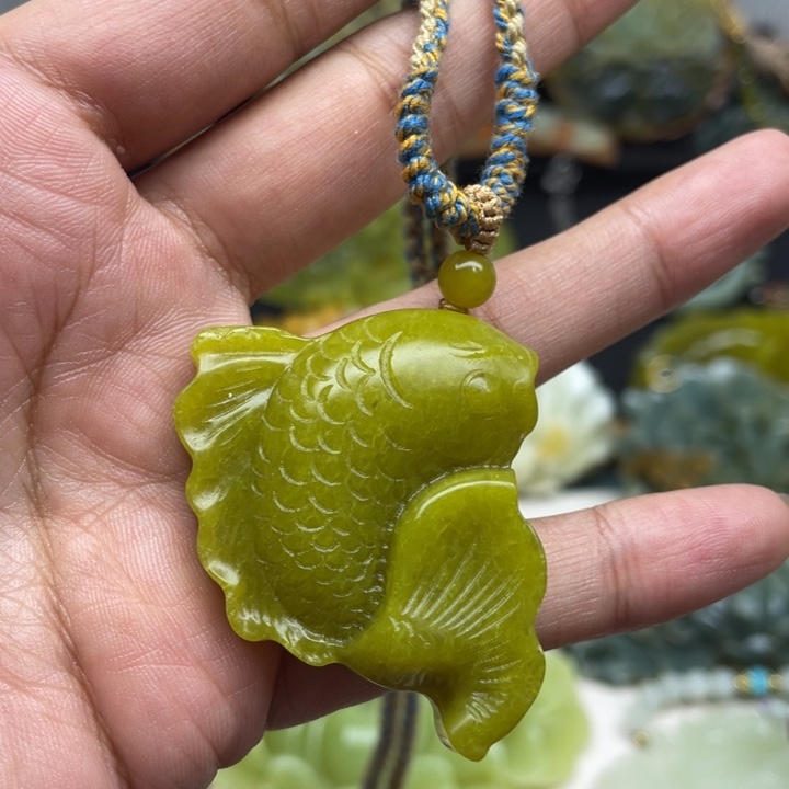 蛇纹石玉未镶嵌颈饰