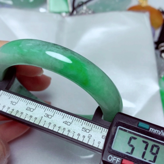 翡翠手镯未镶嵌手镯