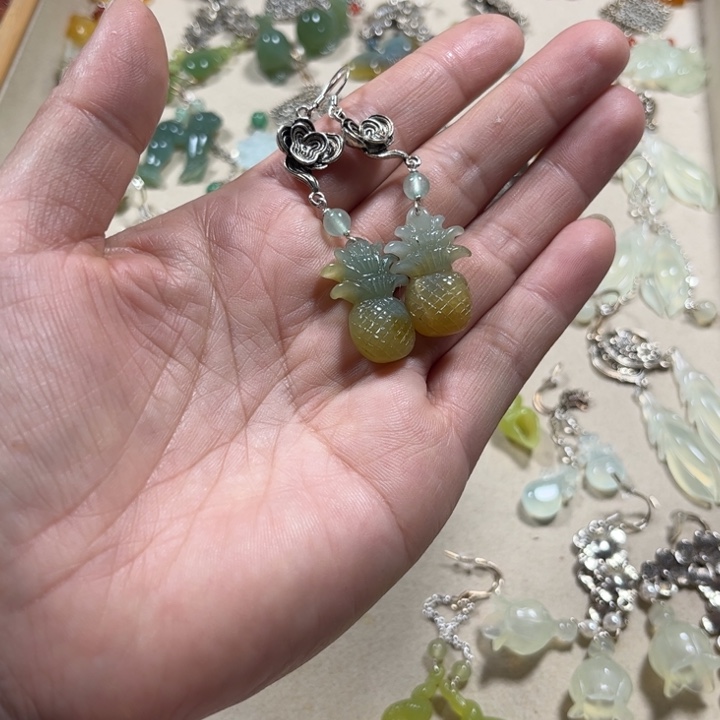 蛇纹石玉未镶嵌耳饰