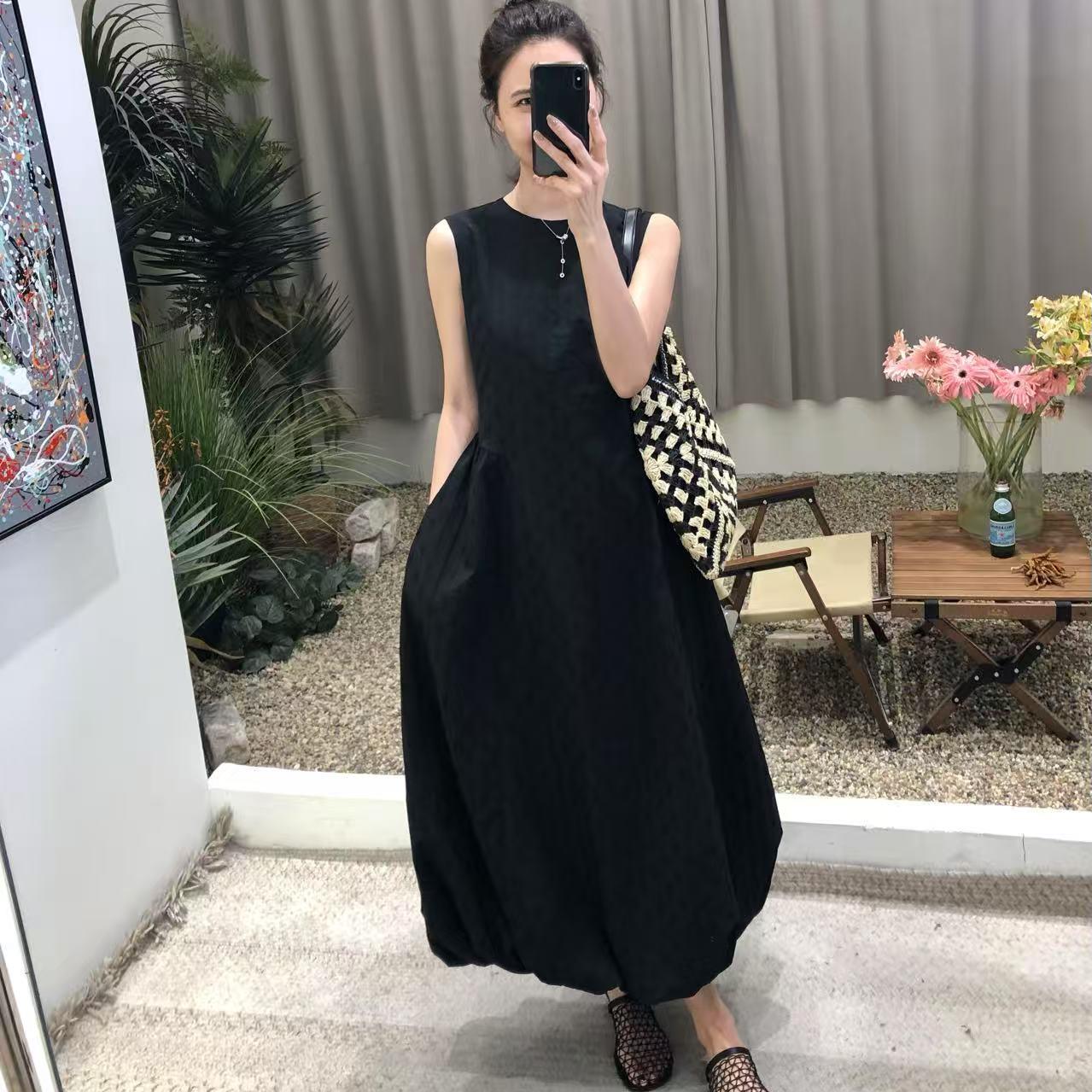 黑天鹅～超重磅刺绣设计感立裁花苞感宽松连衣裙无袖收腰长裙显瘦