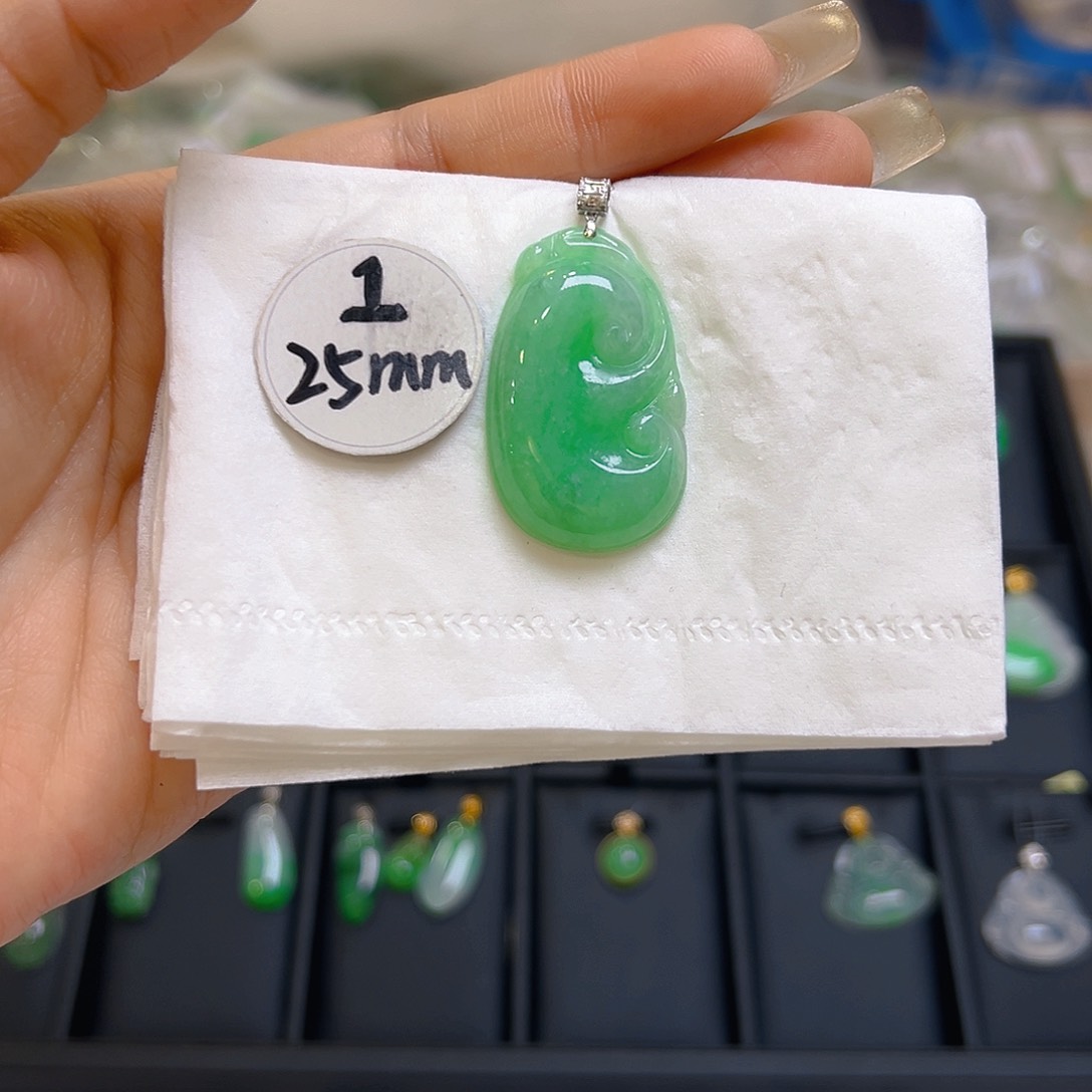 翡翠颈饰18K金镶嵌翡翠