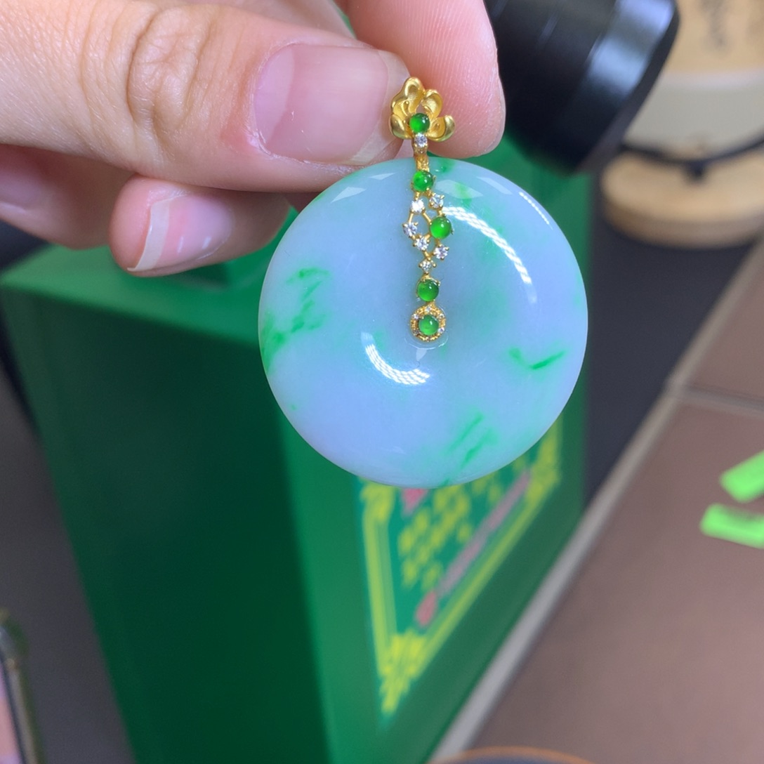 翡翠颈饰18K金镶嵌翡翠