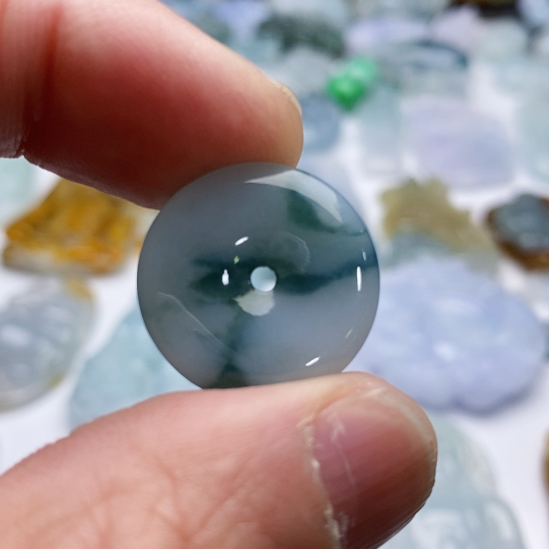 翡翠颈饰未镶嵌平安扣