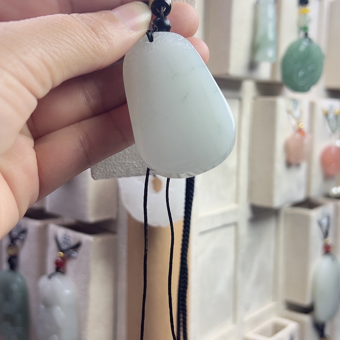 石英质玉未镶嵌颈饰