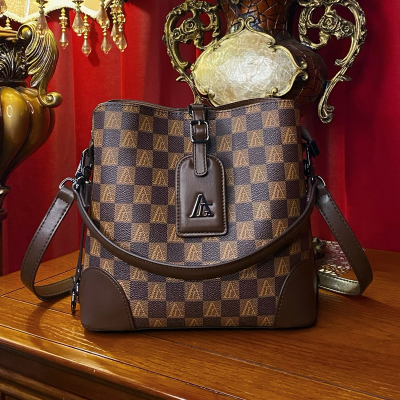 【专柜新品】香港品牌女包2025秋冬单肩斜跨水桶包包AG333