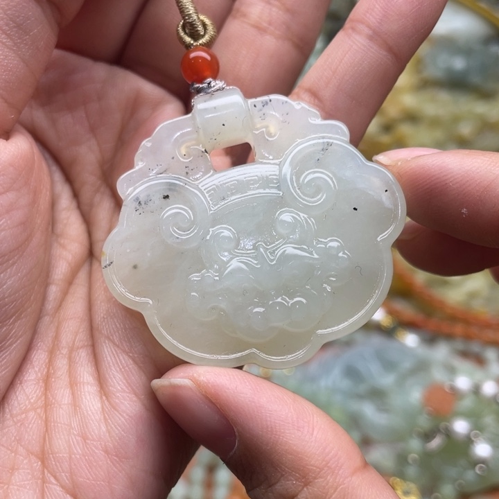 蛇纹石玉吊坠合金