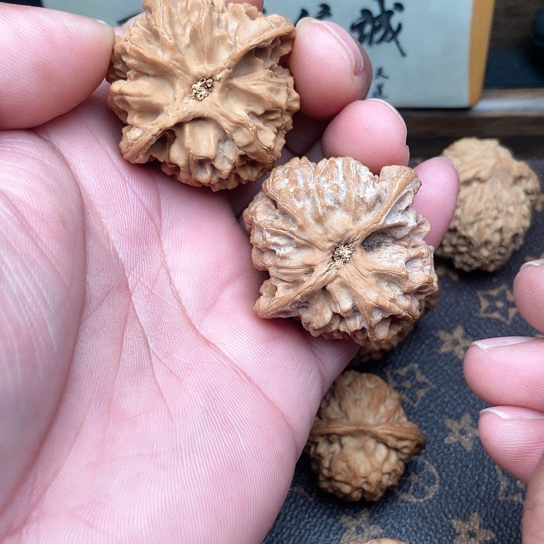 文玩核桃吊坠苹果园