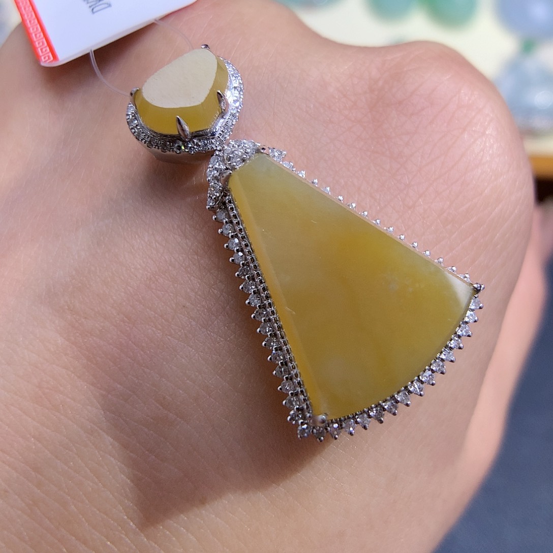 翡翠颈饰18K金镶嵌无事牌