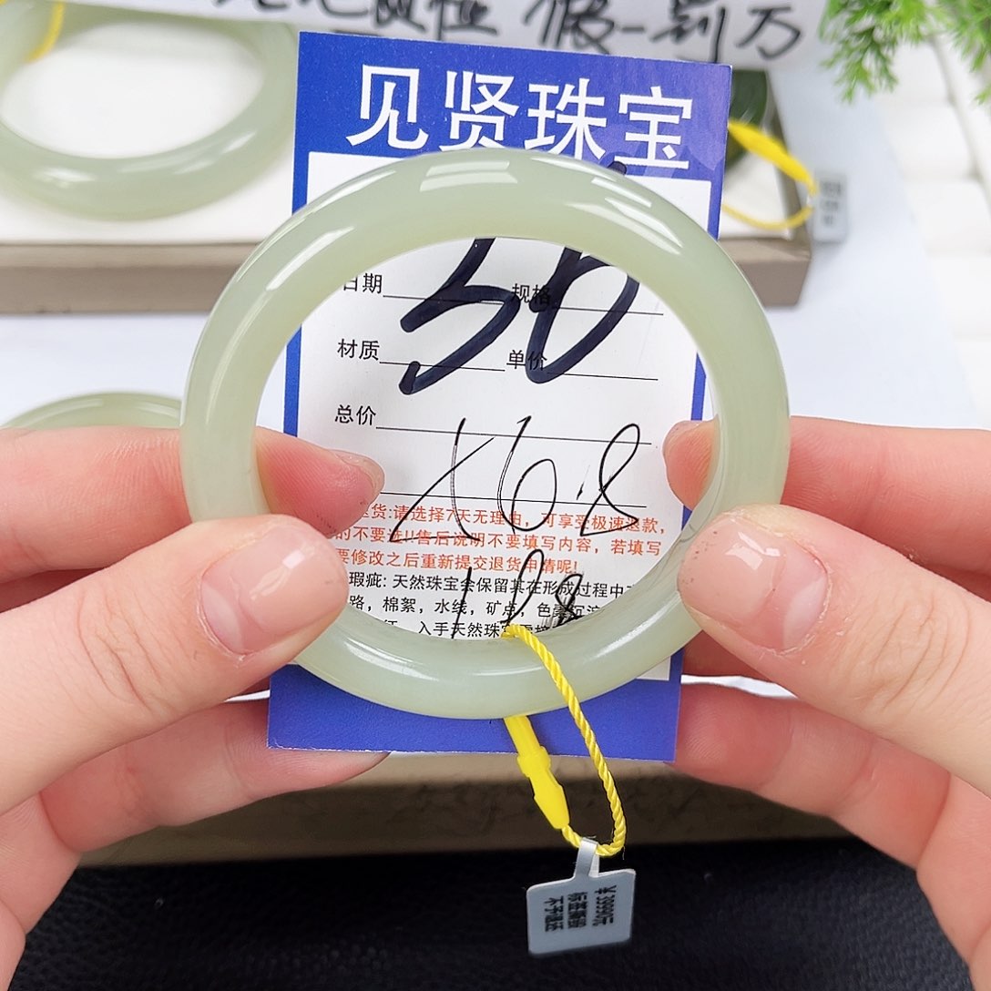 和田玉手镯未镶嵌养**.