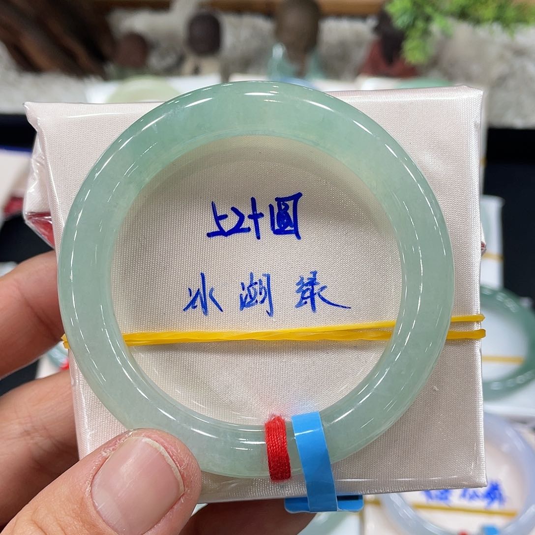 翡翠手镯未镶嵌翡翠