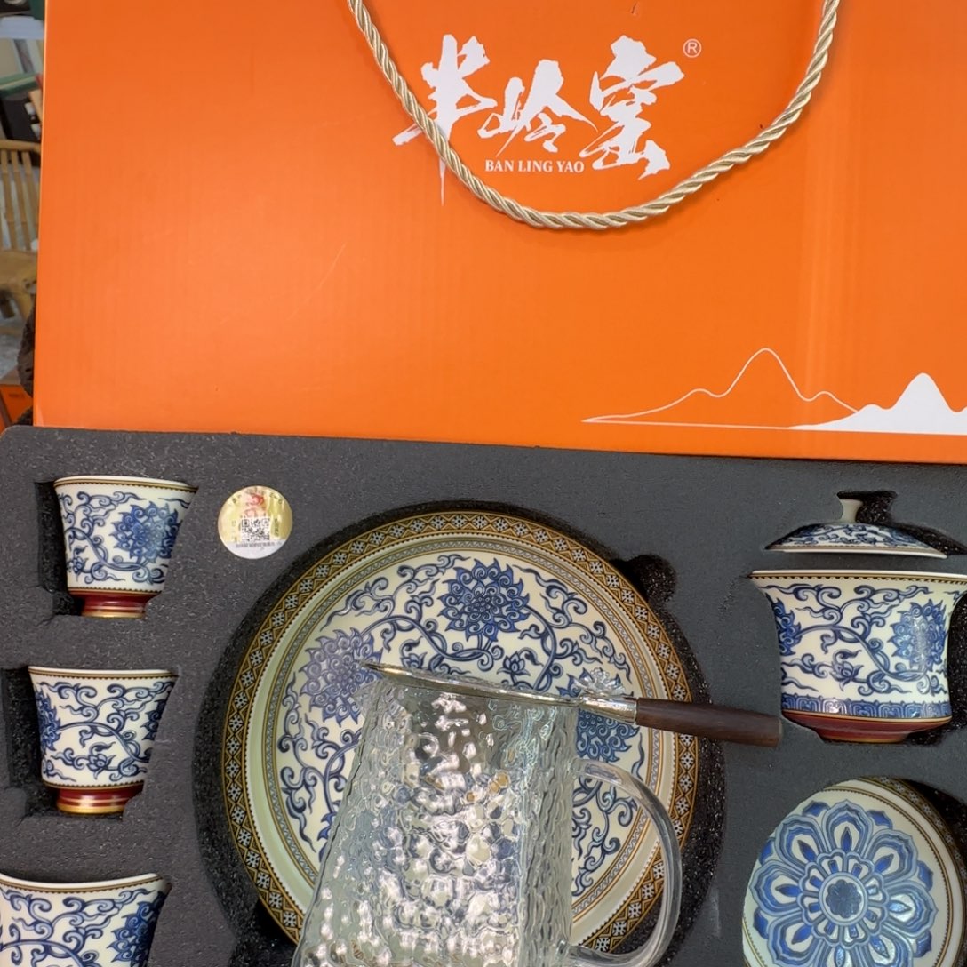 当代艺术家辞典等多部著作