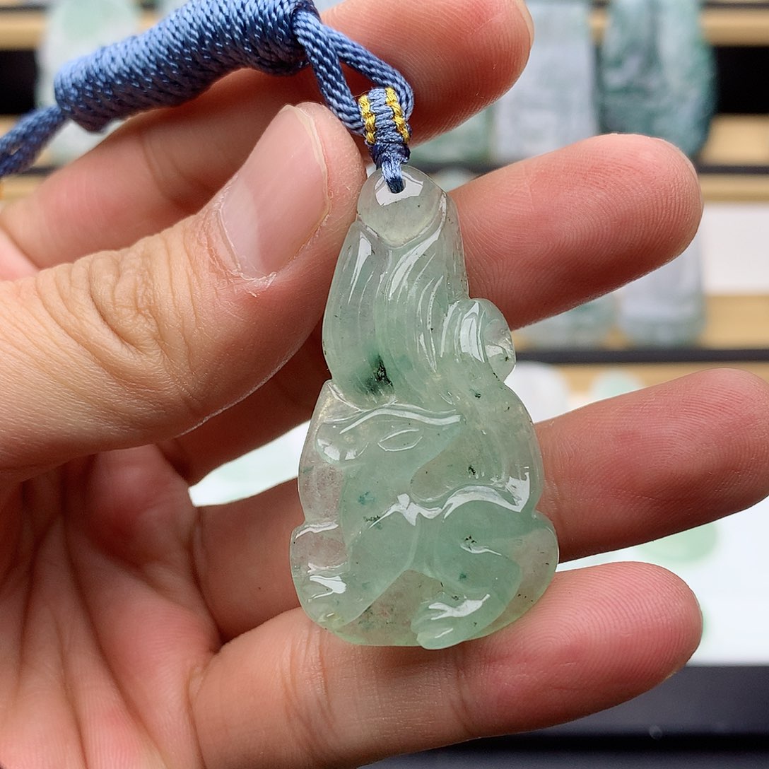 翡翠颈饰未镶嵌九尾狐