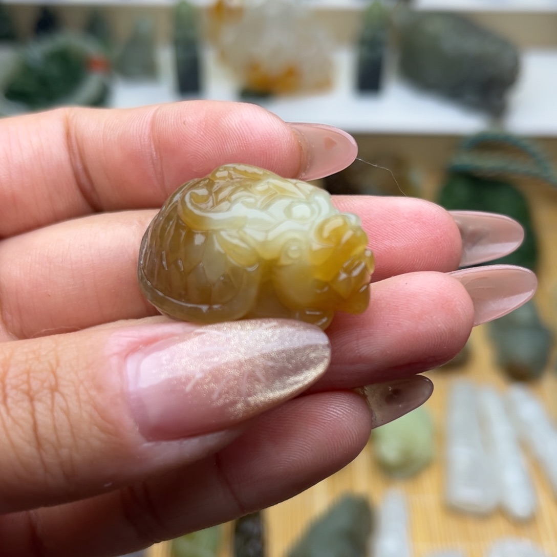 和田玉颈饰未镶嵌擎**剑