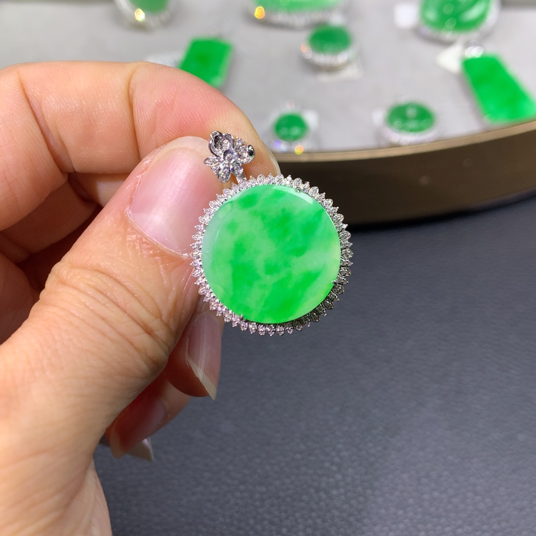 翡翠颈饰18K金镶嵌翡翠