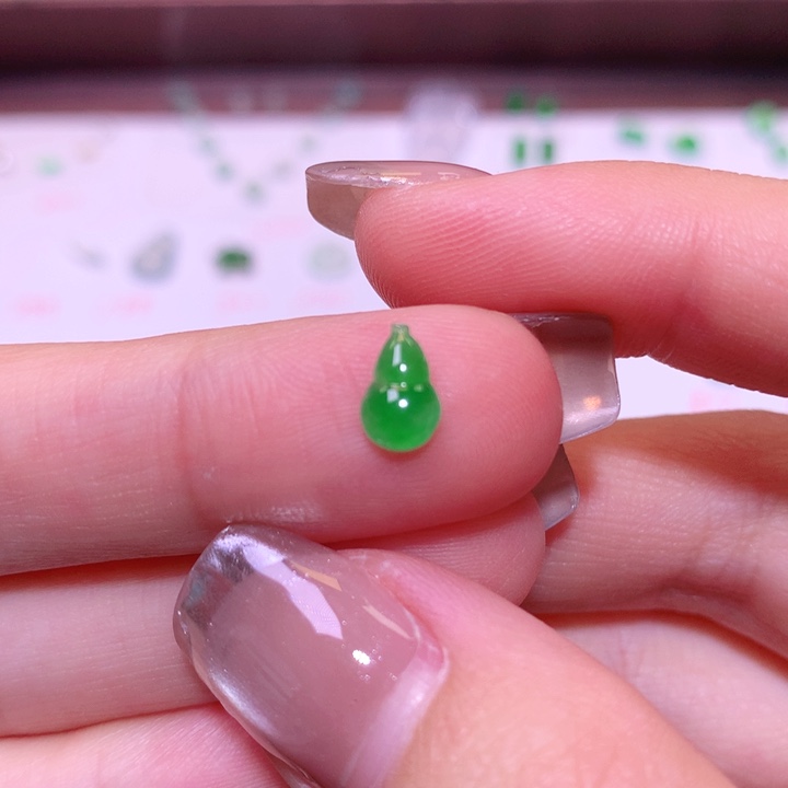 翡翠未镶嵌颈饰葫芦