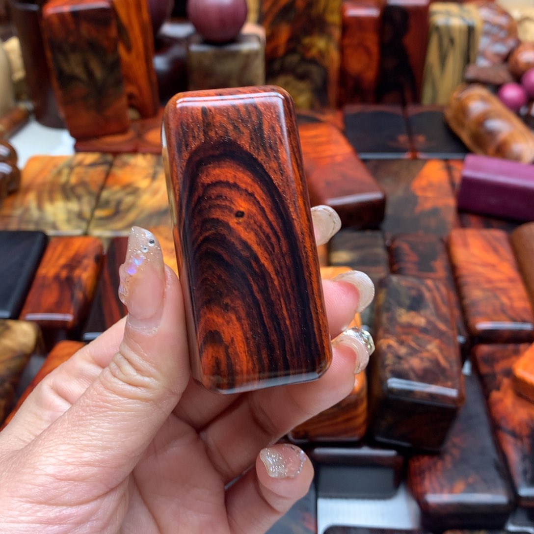 交趾黄檀（大红酸枝）A***。