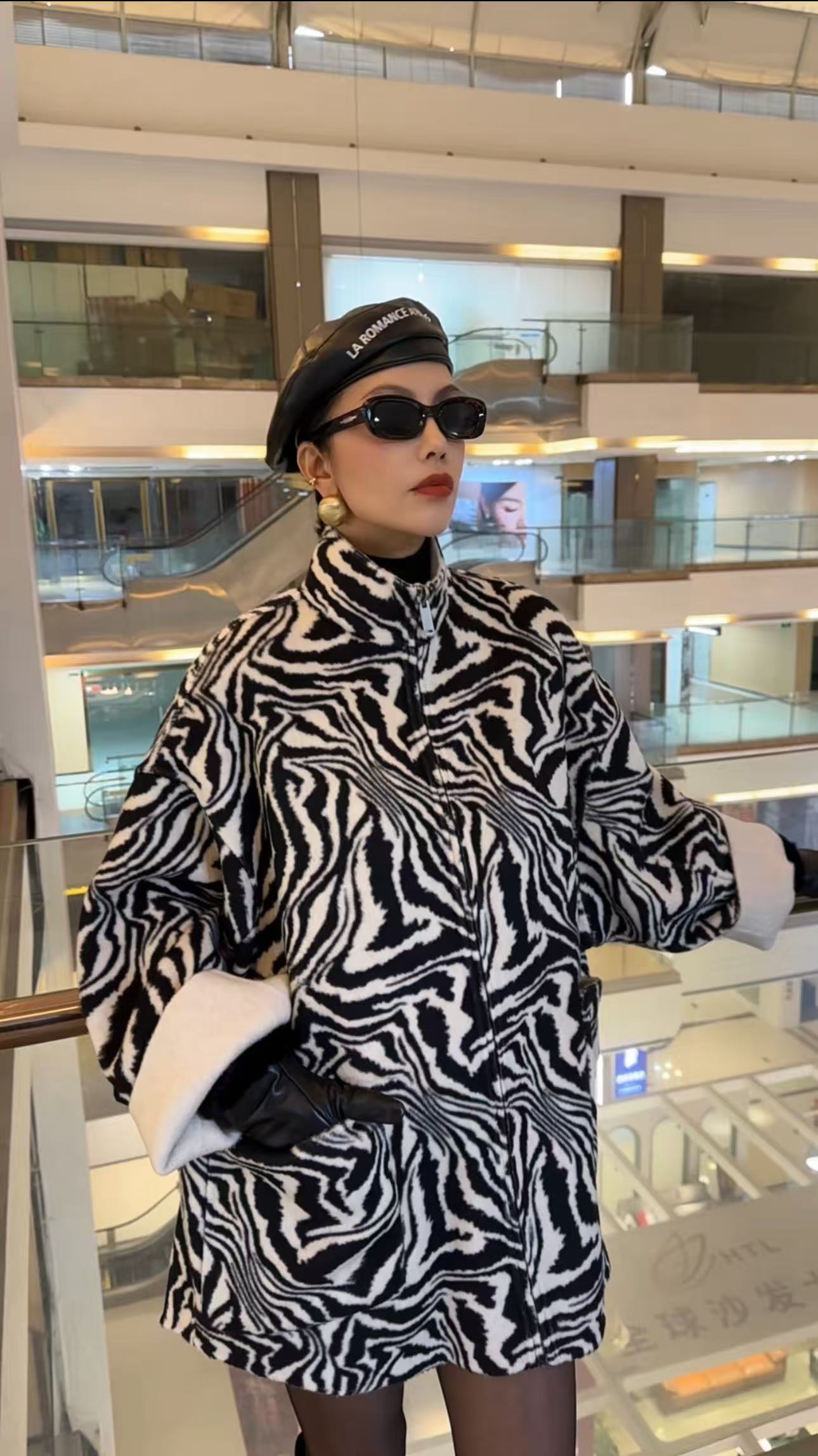 MONICA 酷飒黑白斑马纹柔软立领外套