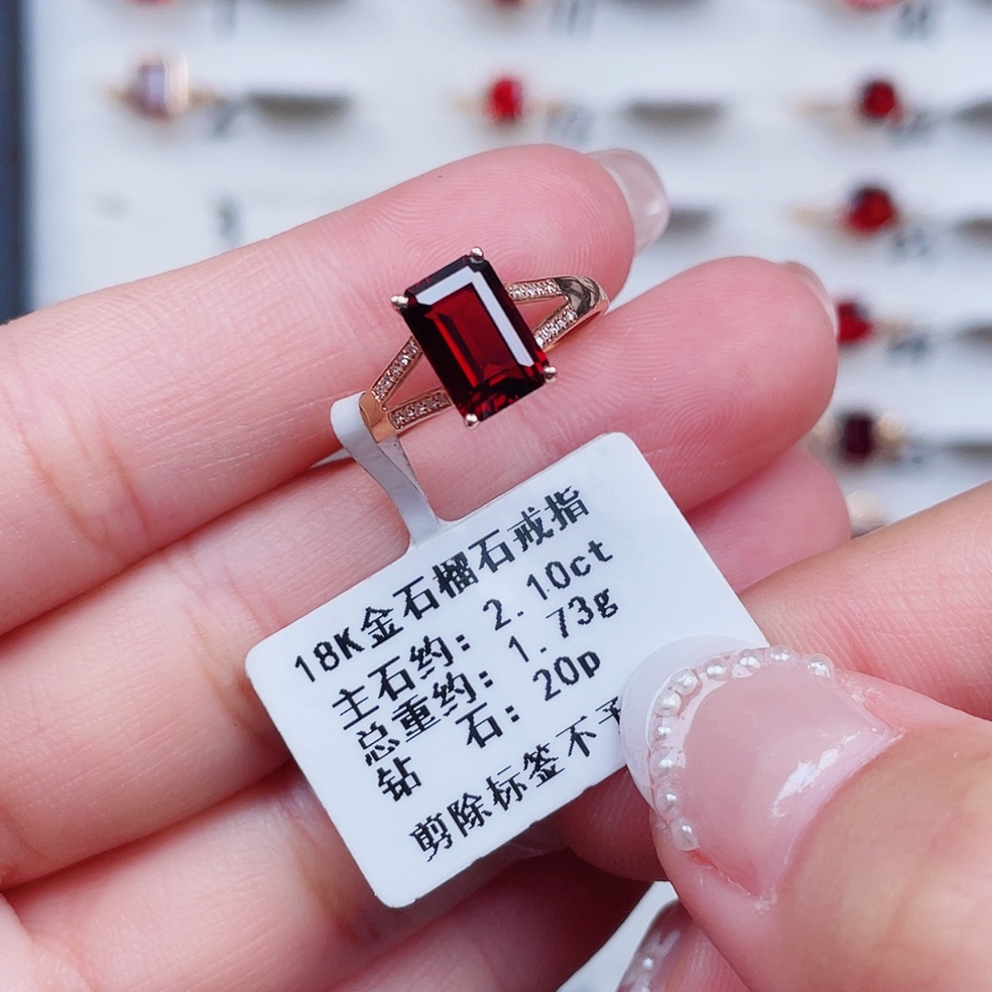 18K金镶嵌戒指石榴石