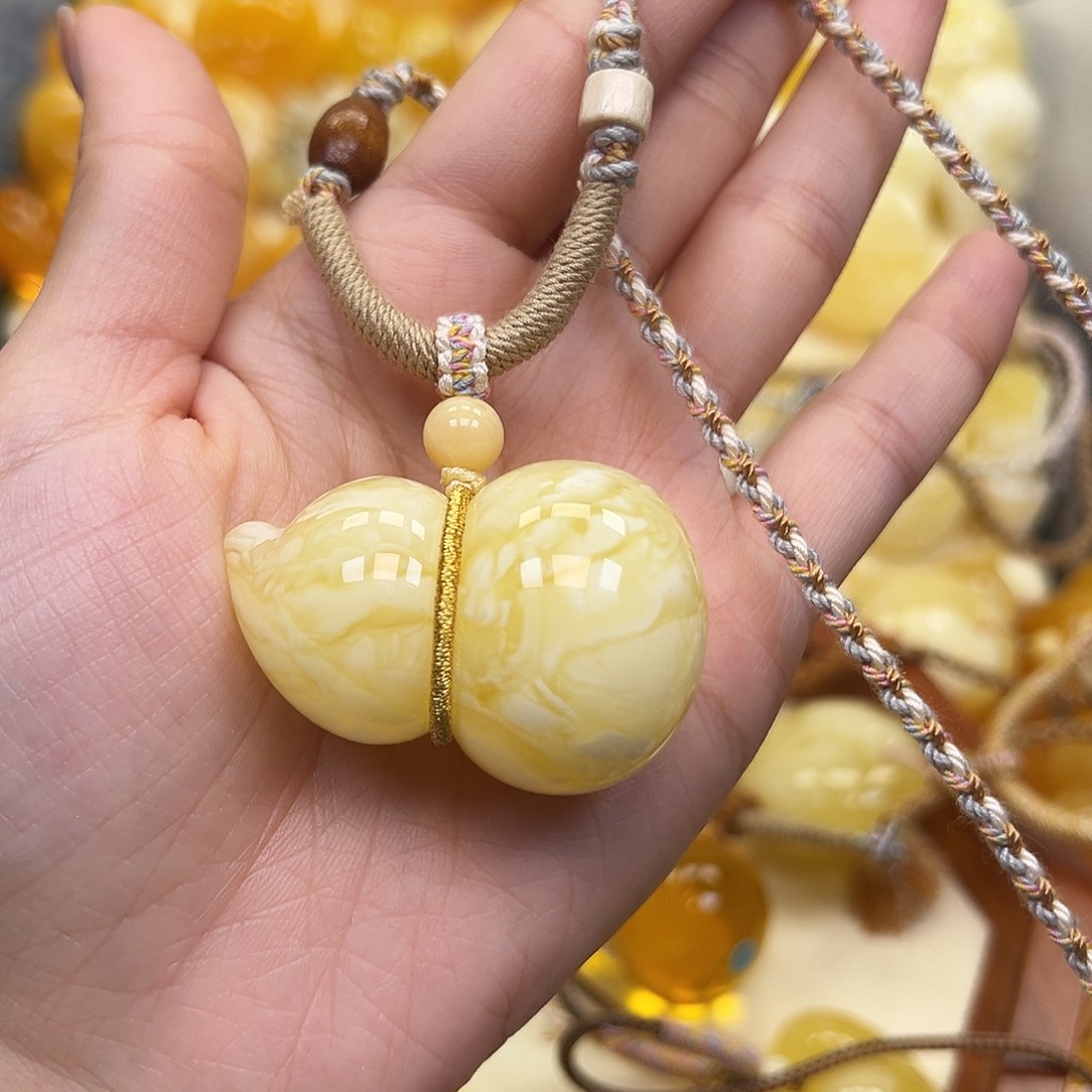 琥珀未镶嵌颈饰蜜蜡
