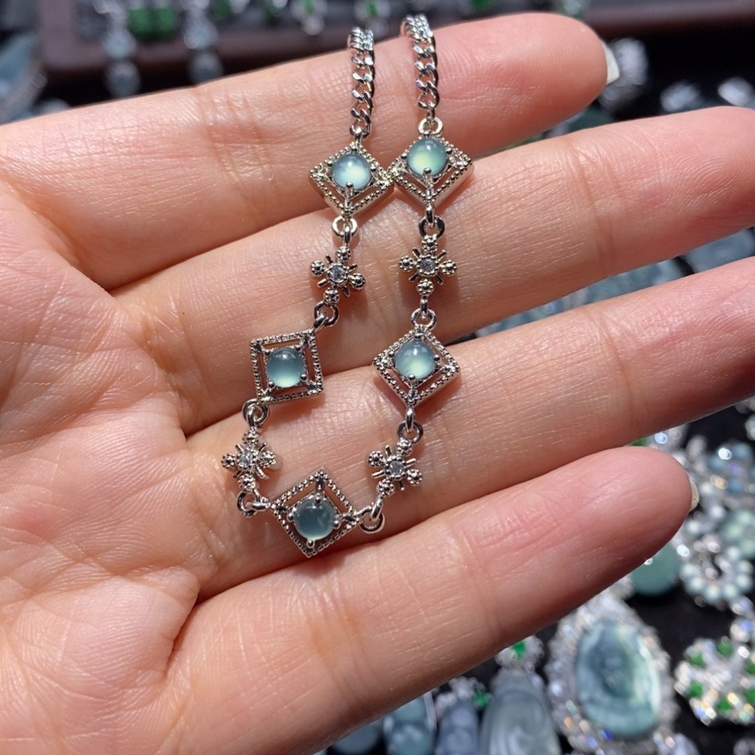 大***女翡翠未镶嵌颈饰翡翠