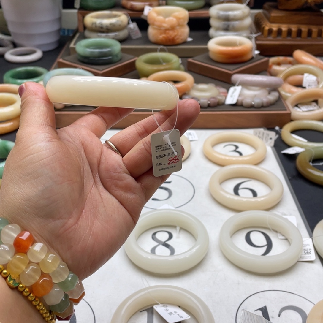 草***原石英岩玉未镶嵌手镯