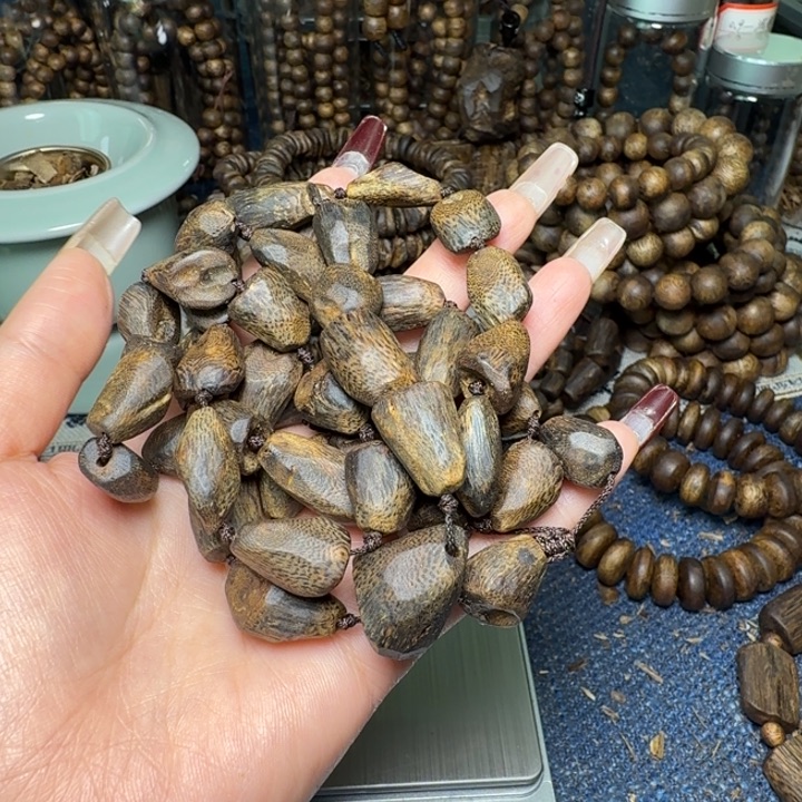 树脂制品-**.树丁沉水白奇